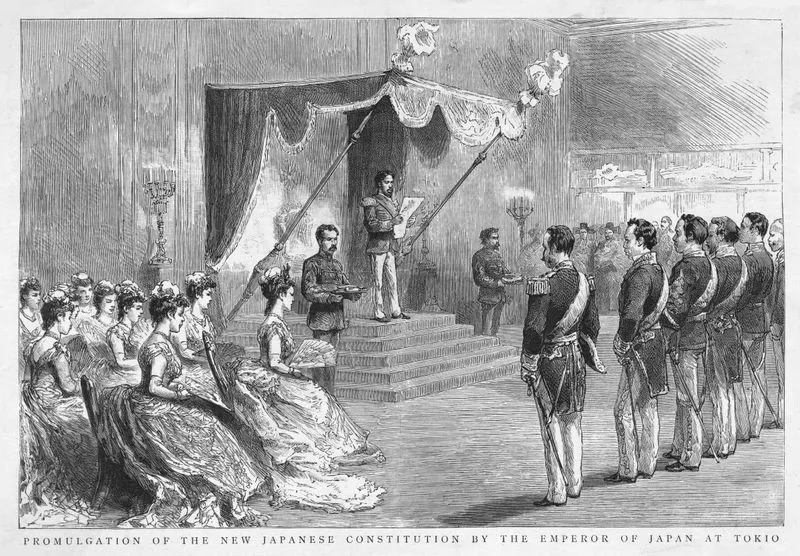 Incisione d'epoca: l'Imperatore Meiji, in piedi su una pedana sotto un baldacchino, legge la Costituzione davanti a dignitari in uniforme e dame di corte